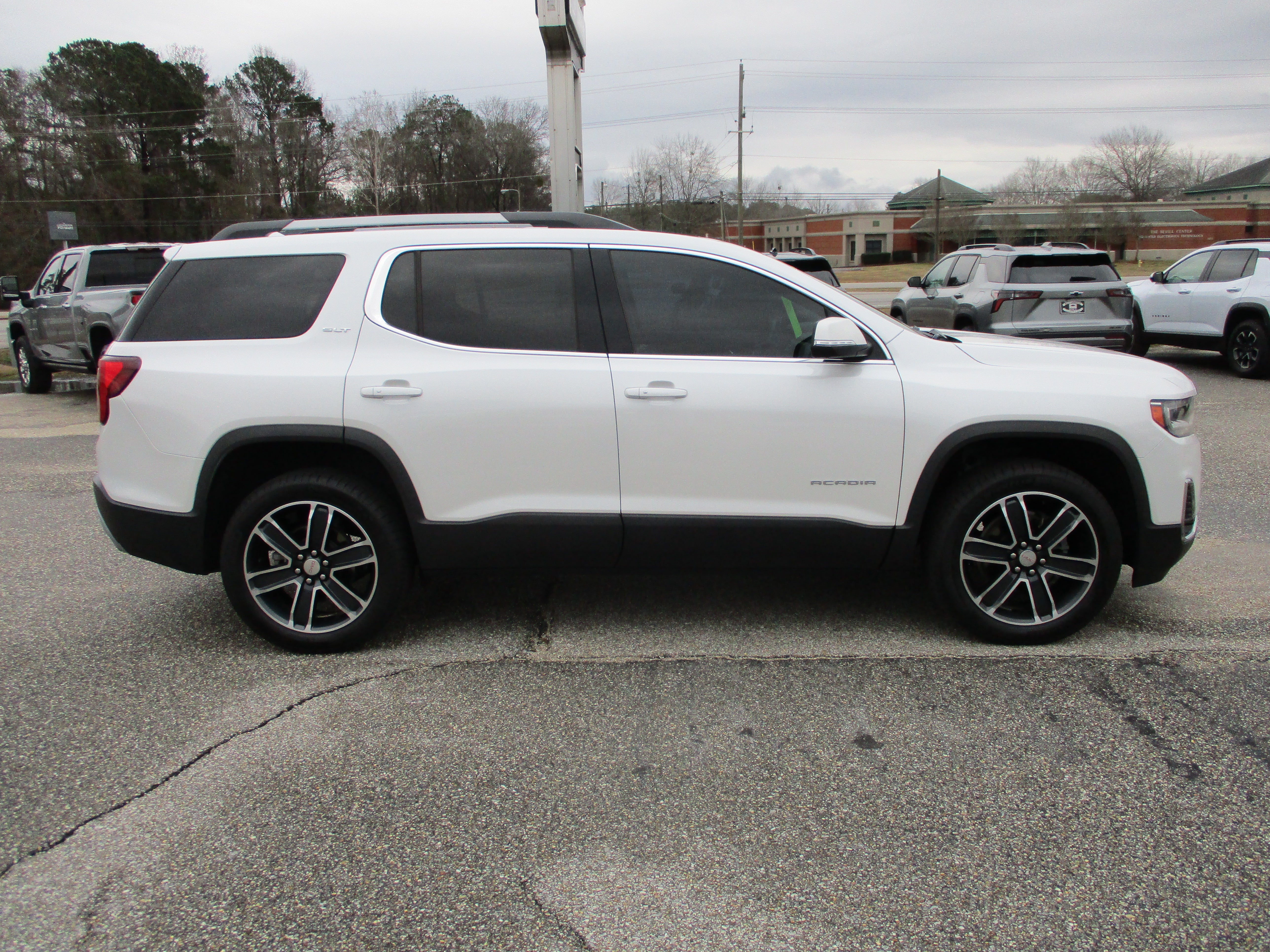 2023 GMC Acadia SLT